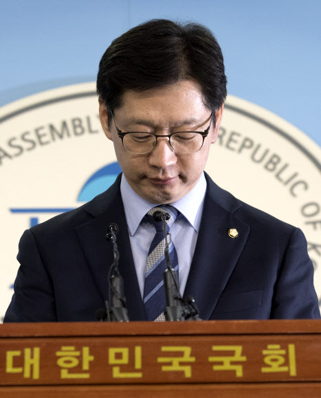 고개 숙인 김경수 의원