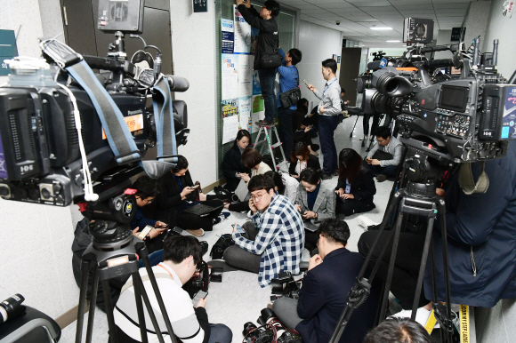 더불어민주당 김경수 의원이 경남지사 출마선언 일정을 취소한 19일 취재진이 문이 잠긴 국회 의원회관 김 의원실 앞을 지키고 있다.  2018.4.19.    이종원 선임기자 jongwon@seoul.co.kr