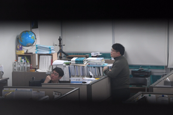 더불어민주당 김경수 의원이 경남지사 출마선언 일정을 취소한 19일 국회 의원회관 김 의원실은 문이 잠긴 채 직원 두명이 앉아 있다.  2018.4.19.    이종원 선임기자 jongwon@seoul.co.kr