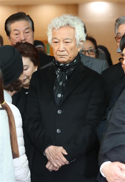 아픈 몸 이끌고 故 최은희 발인식 참석한 신성일
