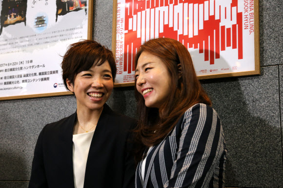 19일 도쿄 신주쿠(新宿)의 한국문화원에서 주일 한국대사관 주최로 열린 토크쇼 ’평창에서 도쿄까지’ 후 스피드 스케이팅 이상화 선수와 일본의 고다이라 나오(小平奈緖) 선수가 기자들의 질문에 답하는 중 밝게 웃고 있다.  연합뉴스