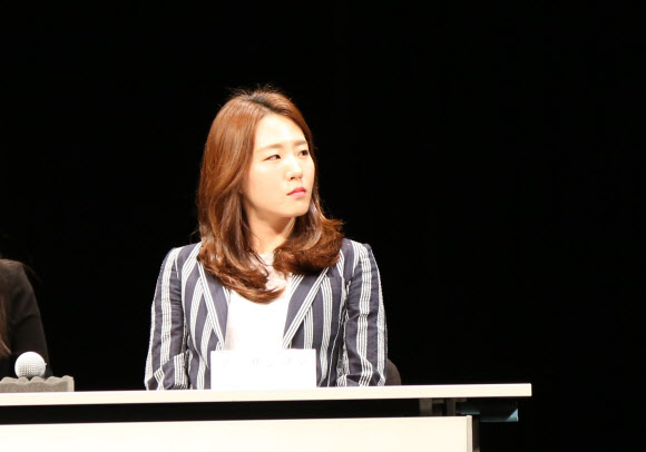 19일 도쿄 신주쿠(新宿)의 한국문화원에서 주일 한국대사관 주최로 열린 토크쇼 ’평창에서 도쿄까지’에서 스피드 스케이팅 이상화 선수가 고다이라 나오 선수의 발언을 경청하고 있다. 연합뉴스