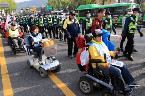 ’장애인 수용시설 폐지하라’