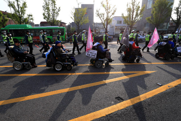’장애인 수용시설 폐지하라’
