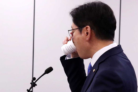 물 마시는 김경수 예비후보