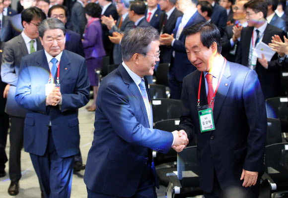 김성태 원내대표와 악수하는 문재인 대통령