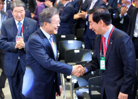 김성태 원내대표와 악수하는 문재인 대통령