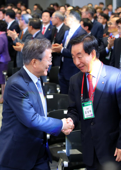 김성태 원내대표와 악수하는 문재인 대통령