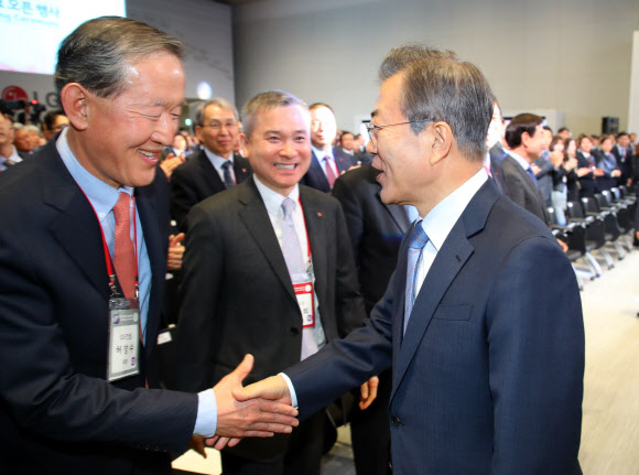 허창수 회장과 악수하는 문재인 대통령