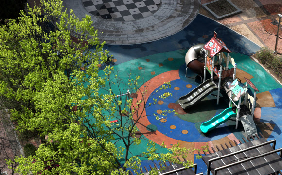 미세먼지 싫어요…텅 빈 놀이터