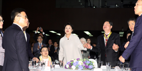 문재인 대통령 부인 김정숙 여사가 20일 오전 서울 여의도 63빌딩에서 열린 ’제38회 장애인의 날 기념식’에서 참석자들의 손을 맞잡고 합창을 하고 있다. 2018. 04. 20 청와대사진기자단