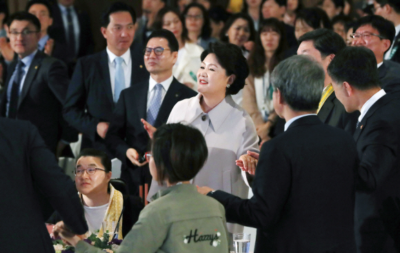 문재인 대통령 부인 김정숙 여사가 20일 오전 서울 여의도 63빌딩에서 열린 ’제38회 장애인의 날 기념식’에서 참석자들과 함께 합창을 하고 있다. 2018. 04. 20 청와대사진기자단