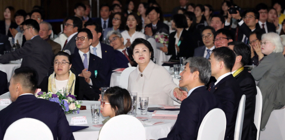 문재인 대통령 부인 김정숙 여사가 20일 오전 서울 여의도 63빌딩에서 열린 ’제38회 장애인의 날 기념식’에서 참석자들과 함께 합창을 하고 있다. 2018. 04. 20 청와대사진기자단