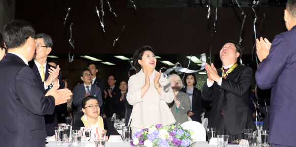 문재인 대통령 부인 김정숙 여사가 20일 오전 서울 여의도 63빌딩에서 열린 ’제38회 장애인의 날 기념식’에서 참석자들과 합창을 마친 후 박수를 치고 있다. 2018. 04. 20 청와대사진기자단