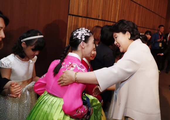 문재인 대통령 부인 김정숙 여사가 20일 오전 서울 여의도 63빌딩에서 열린 ’제38회 장애인의 날 기념식’ 행사를 마친 후 무대공연을 한 장애인들을 격려하고 있다. 2018. 04. 20 청와대사진기자단