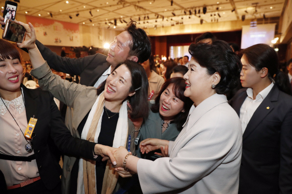 문재인 대통령 부인 김정숙 여사가 20일 오전 서울 여의도 63빌딩에서 열린 ’제38회 장애인의 날 기념식’ 행사를 마친후 참석자들과 셀카를 찍고 있다. 2018. 04. 20 청와대사진기자단