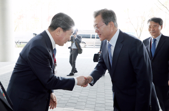 문재인 대통령이 20일 오전 민간주도 혁신성장 현장 격려 일환으로 서울 마곡R&D산업단지 LG 사이언스파크를 방문해 구본준 LG 그룹 부회장과 인사를 나누고 있다. 2018. 04. 20 청와대사진기자단