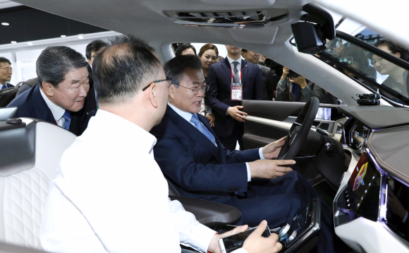 문재인 대통령이 20일 오전 서울 강서구 마곡동에 위치한 융?복합 연구개발(R&D)단지 LG 사이언스파크 개관 기념식에 참석해 전시관에서 전면이 풀 디스플레이 된 미래형 자동차의 설명을 듣고 있다. 2018.04.20. 청와대사진기자단