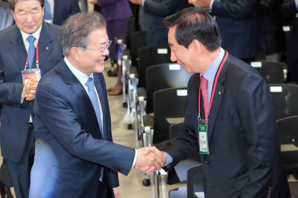 20일 오전 서울 강서구 마곡동 LG 사이언스파크 개장식에 참석한 문재인 대통령이 김성태 자유한국당 원내대표와 인사를 하고 있다. 2018. 04. 20 청와대사진기자단