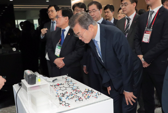 20일 오전 서울 강서구 마곡동 LG 사이언스파크 개장식에 참석한 문재인 대통령이 벤처 바이오 기술에 대해 설명듣고 있다. 2018. 04. 20 청와대사진기자단