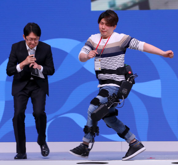 노인들을 위한 웨어러블 로봇 소개