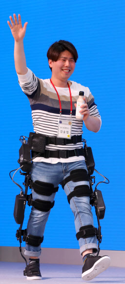 노인들을 위한 웨어러블 로봇 소개