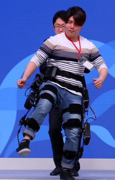 노인들을 위한 웨어러블 로봇 소개