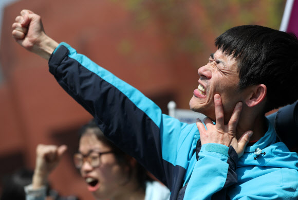구호 외치는 참가자들