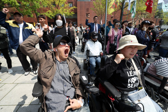 구호 외치는 참가자들