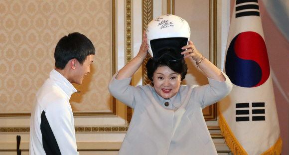 김정숙 여사가 20일 오후 청와대에서 열린 2018 평창동계패럴림픽 대한민국 선수단 격려 오찬에서 황민규 알파인스키 선수에게 선물을 받고 기념사진을 찍고 있다. 2018. 04. 20 청와대사진기자단