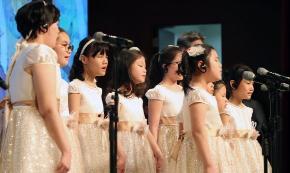 20일 오전 서울 여의도 63빌딩에서 열린 ’제38회 장애인의 날 기념식’ 행사 도중 시각장애 어린이들로 구성된 한빛빛소리 중창단이 공연을 하고 있다. 2018. 04. 20 청와대사진기자단