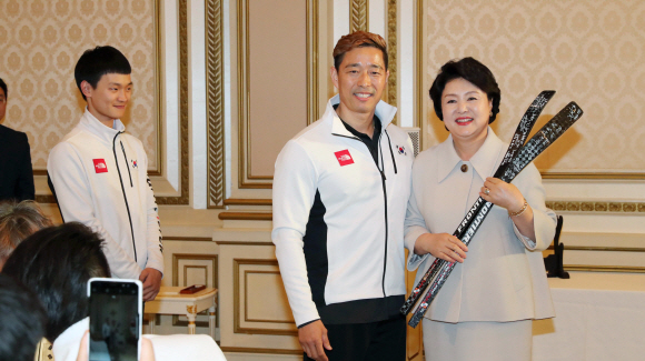 김정숙 여사가 20일 오후 청와대에서 열린 2018 평창동계패럴림픽 대한민국 선수단 격려 오찬에서 한민수 아이스하키 선수에게 선물을 받고  기념사진을 찍고 있다. 2018. 04. 20 청와대사진기자단