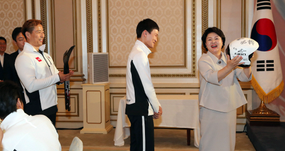 김정숙 여사가 20일 오후 청와대에서 열린 2018 평창동계패럴림픽 대한민국 선수단 격려 오찬에서 황민규 알파인스키 선수에게 선물을 받고 있다. 2018. 04. 20 청와대사진기자단