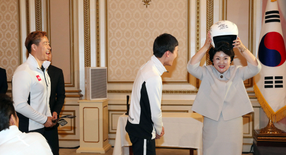 김정숙 여사가 20일 오후 청와대에서 열린 2018 평창동계패럴림픽 대한민국 선수단 격려 오찬에서 황민규 알파인스키 선수에게 선물을 받고 기념사진을 찍고 있다. 2018. 04. 20 청와대사진기자단
