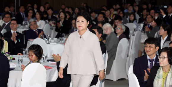 문재인 대통령 부인 김정숙 여사가 20일 오전 서울 여의도 63빌딩에서 열린 ’제38회 장애인의 날 기념식’ 행사도중 인사말을 하기위해 단상으로 이동하고 있다. 2018. 04. 20 청와대사진기자단