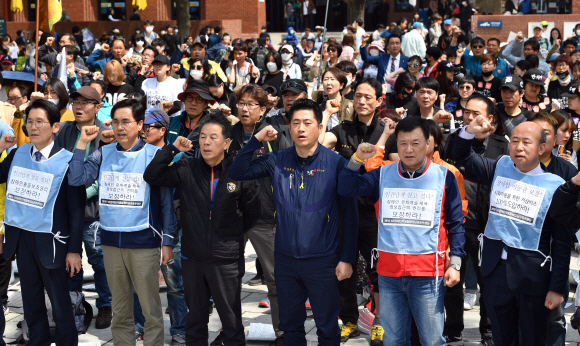 20일 서울 마로니에 공원에서 열린 420 장애인차별철폐 투쟁결의대회에 참석한 장애인들이 구호를 외치고 있다. 2018.4.20 박지환기자 popocar@seoul.co.kr