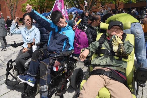 20일 서울 마로니에 공원에서 열린 420 장애인차별철폐 투쟁결의대회에 참석한 장애인들이 구호를 외치고 있다. 2018.4.20 박지환기자 popocar@seoul.co.kr