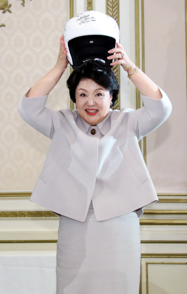 유쾌한 정숙씨, ’헬멧 써볼까?’