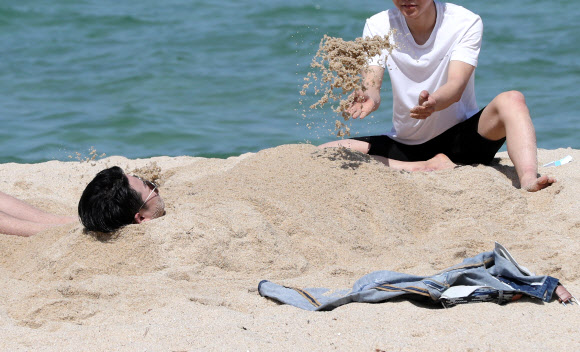 더위에는 모래찜질