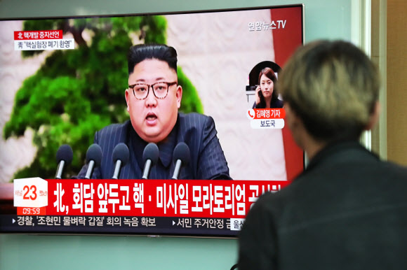 21일 오전 서울역에서 한 시민이 북한 핵실험장 폐기 관련 방송을 시청하고 있다.  연합뉴스