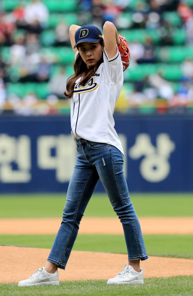 22일 오후 서울 송파구 잠실구장에서 벌어진 2018 신한은행 마이카 KBO리그 KIA 타이거즈와 두산 베이스의 경기. 설인아가 시구하고 있다.  연합뉴스