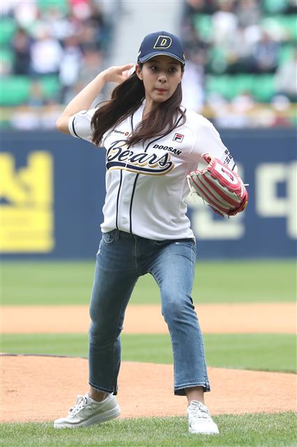 배우 설인아가 22일 서울 송파구 잠실야구장에서 열린 ’2018 신한은행 마이카 KBO리그’ 프로야구 KIA 타이거즈와 두산 베어스의 경기에서 시구를 하고 있다.  뉴스1