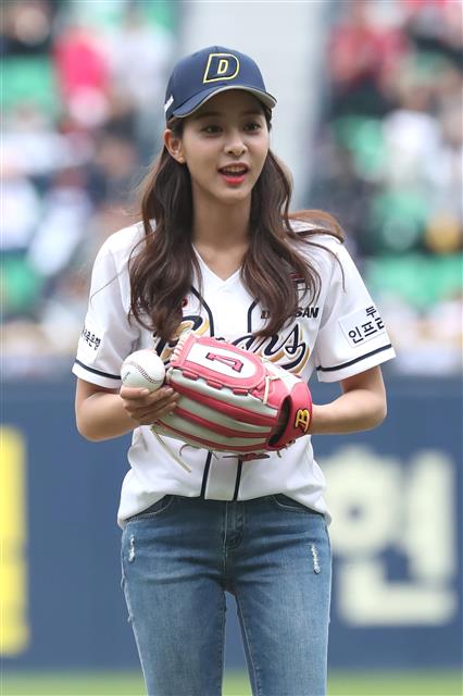 배우 설인아가 22일 서울 송파구 잠실야구장에서 열린 ’2018 신한은행 마이카 KBO리그’ 프로야구 KIA 타이거즈와 두산 베어스의 경기에서 시구를 하고 있다.  뉴스1