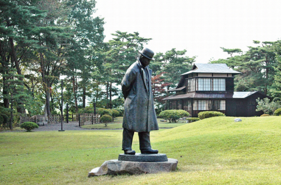 미야자와 겐지가 사망한 후 백년이 넘도록 그의 동상은 없었다. 어떠한 권위나 우상을 배격했던 미야자와의 정신을 기려 유족들이 동상 세우기를 거부했다고 한다. 유족들을 설득해 2006년 미야자와 겐지 탄생 110주년을 기념해 하나마키 농학교 교내에 첫 동상을 세웠다.  미야자와 겐지 박물관 제공