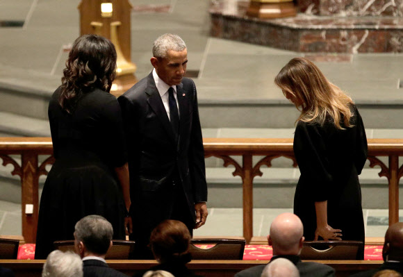추모 예배를 하려고 자리에 앉는 버락 오바마 전 대통령과 부인 미셸.  휴스턴 EPA 연합뉴스