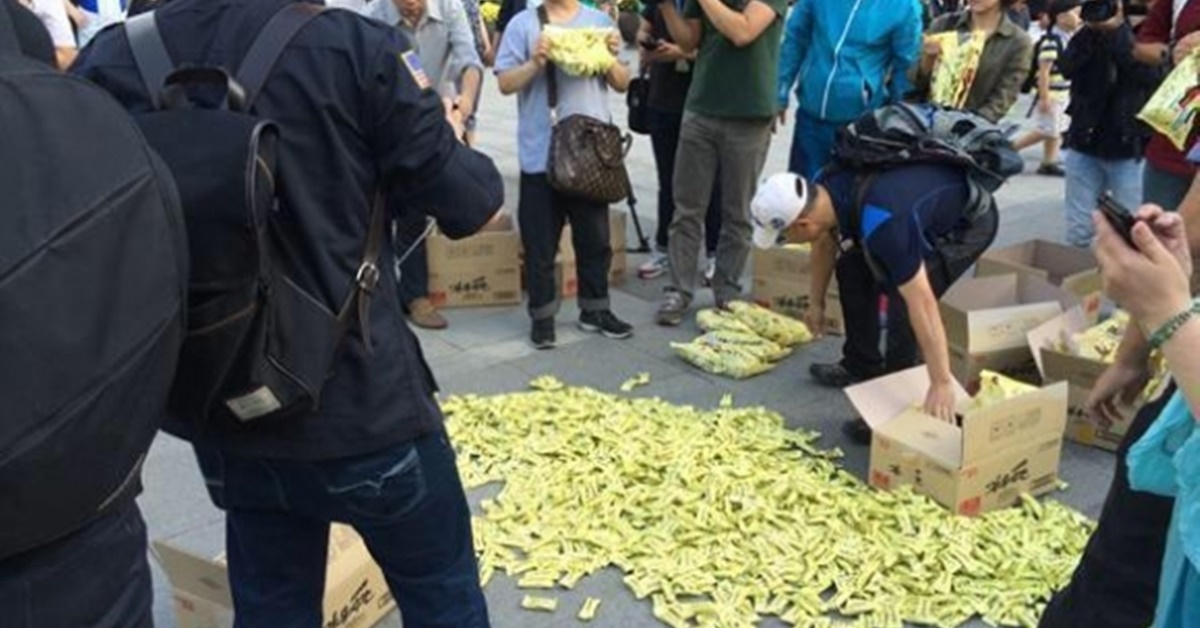 13일 오후 서울 광화문광장 세종대왕상 앞에서 일간베스트, 수컷닷컴 회원 30여명이 “세월호 유족들의 단식은 거짓”이라며 초코바를 바닥에 흩뿌리는 퍼포먼스를 벌이고 있다. 2014.9.13 <br>일베 홈페이지