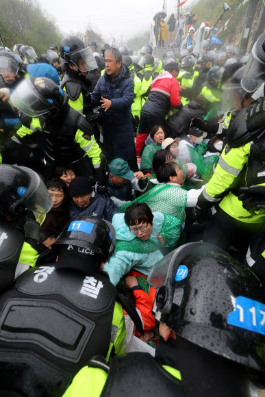 거세게 저항하는 사드반대 단체