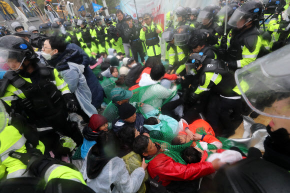 23일 오전 경북 성주군 초전면 소성리 사드(THAAD?고고도 미사일 방어체계) 기지 인근 진밭교에서 경찰이 사드기지 건설 반대 단체 주민을 해산 시키고 있다. 2018.4.23 연합뉴스.