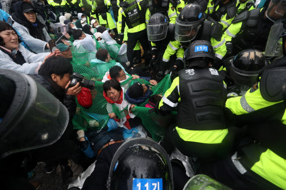 23일 오전 경북 성주군 초전면 소성리 사드(THAAD?고고도 미사일 방어체계) 기지 인근 진밭교에서 경찰이 사드기지 건설 반대 단체 주민을 해산 시키고 있다. 2018.4.23 연합뉴스.