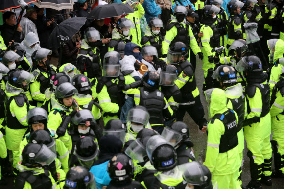 사드 반대단체 해산시키는 경찰